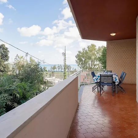 Seaside Dream! Roomy Vacation Apartment
